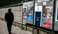 Une personne passe devant des affiches électorales pour les municipales, le 18 mars 2026 à Paris ( AFP / Guillaume BAPTISTE )