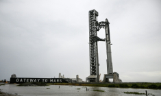 La nouvelle fusée Starship V3 de SpaceX , vue depuis South Padre Island, arrimée à la base spatiale Starbase lors du 12ᵉ vol d'essai, le 21 mai 2026 au Texas ( AFP / RONALDO SCHEMIDT )