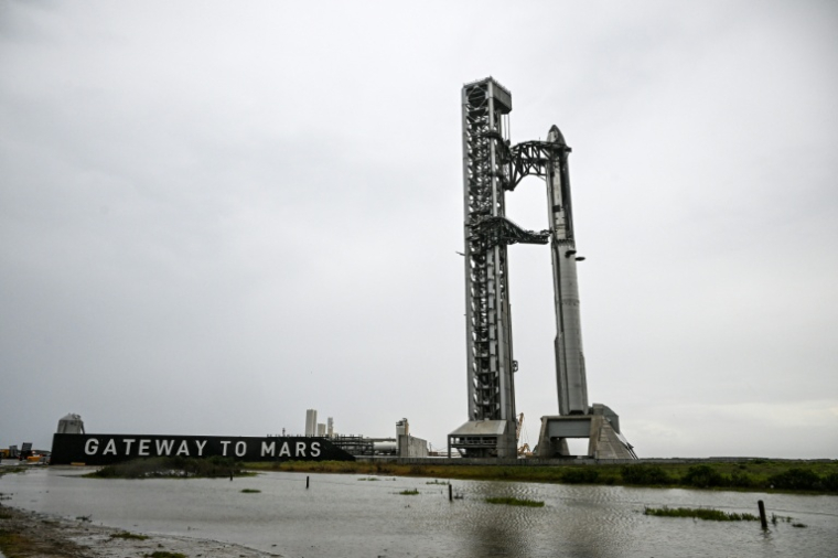 La nouvelle fusée Starship V3 de SpaceX , vue depuis South Padre Island, arrimée à la base spatiale Starbase lors du 12ᵉ vol d'essai, le 21 mai 2026 au Texas ( AFP / RONALDO SCHEMIDT )