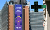 Un thermomètre de pharmacie affiche 41°C, avec en arrière-plan le siège de la Commission européenne, à Bruxelles, le 23 juin 2025 ( AFP / Nicolas TUCAT )