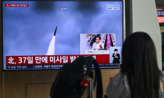 Un écran de télévision diffuse un reportage avec des images d'archives d'un essai de missile nord-coréen, dans une gare de Séoul, le 26 mai 2026 en Corée du Sud ( AFP / Pedro Pardo )