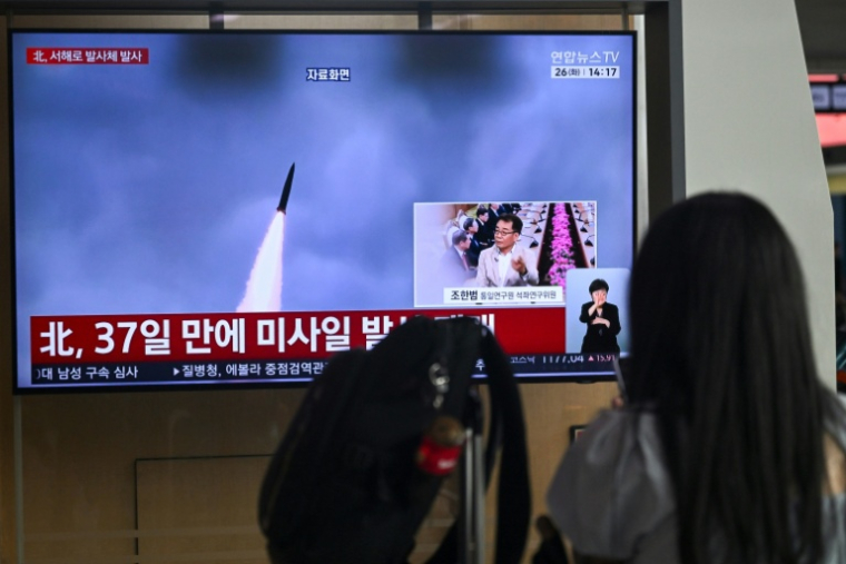 Un écran de télévision diffuse un reportage avec des images d'archives d'un essai de missile nord-coréen, dans une gare de Séoul, le 26 mai 2026 en Corée du Sud ( AFP / Pedro Pardo )