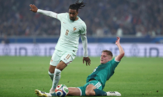 Michael Olise tente d'échapper à un défenseur nord-irlandais lors de la victoire de l'équipe de France en match amical de préparation au Mondial, le 8 juin 2026 à Villeneuve-d'Ascq ( AFP / FRANCK FIFE )