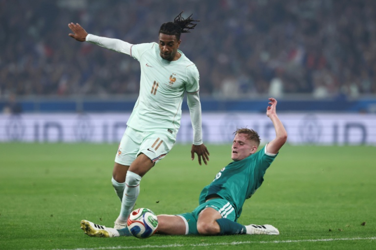 Michael Olise tente d'échapper à un défenseur nord-irlandais lors de la victoire de l'équipe de France en match amical de préparation au Mondial, le 8 juin 2026 à Villeneuve-d'Ascq ( AFP / FRANCK FIFE )