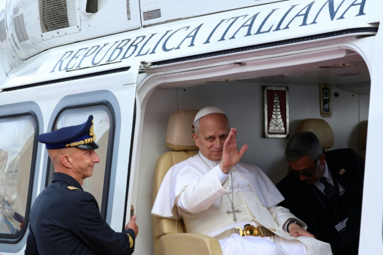 Le pape Léon XIV salue la foule depuis son hélicoptère au départ de l'héliport de Monaco, à Monte-Carlo, le 28 mars 2026 ( AFP / Valery HACHE )