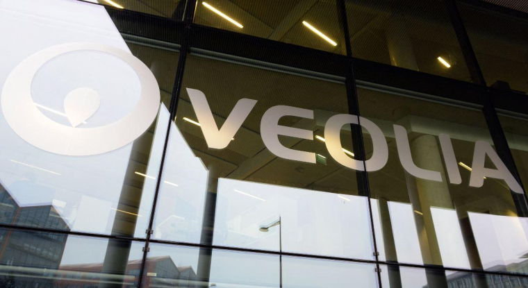 Le titre du géant de l'eau et des déchets progresse de 39% sur un an. (© E. Piermont / AFP)