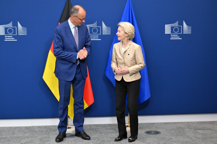 Ursula Von der Leyen et Friedrich Merz à Bruxelles ce vendredi 9 mai 2025. ( AFP / NICOLAS TUCAT )