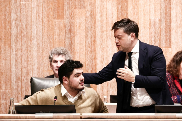 Le militant écologiste et anti-drogue Amine Kessaci (G) et le maire de Marseille Benoit Payan, le 18 décembre 2025 à Marseille ( AFP / Thibaud MORITZ )