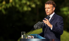 Le président français Emmanuel Macron s'adresse à la presse, à Berlin