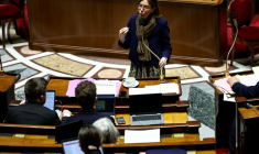 La ministre de l'Action et des Comptes publics, Amélie de Montchalin, devant les députés à l'Assemblée nationale, lors de l'examen du projet de loi de finances pour 2026 Paris, le 15 janvier 2026 ( AFP / Anne-Christine POUJOULAT )