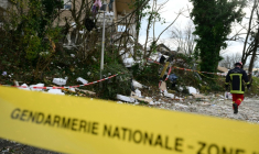 Sur les lieux de l'explosion meurtrière d'un bâtiment, à Trévoux (Ain), le 16 décembre 2025 ( AFP / Olivier CHASSIGNOLE )