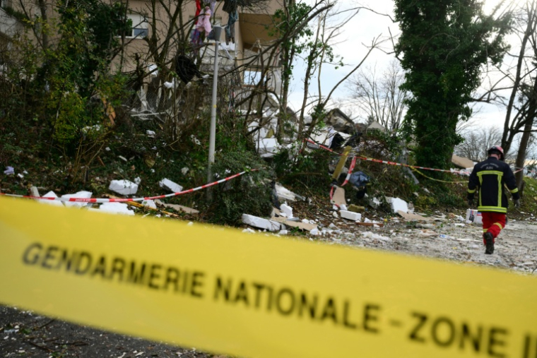 Sur les lieux de l'explosion meurtrière d'un bâtiment, à Trévoux (Ain), le 16 décembre 2025 ( AFP / Olivier CHASSIGNOLE )