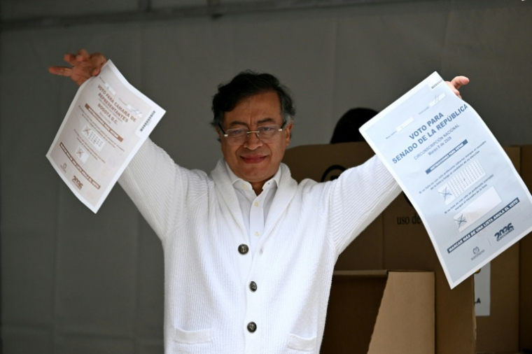 Le président colombien Gustavo Petro montre ses bulletins de vote dans un bureau de vote lors des élections législatives à Bogota, le 8 mars 2026 ( AFP / RAUL ARBOLEDA )