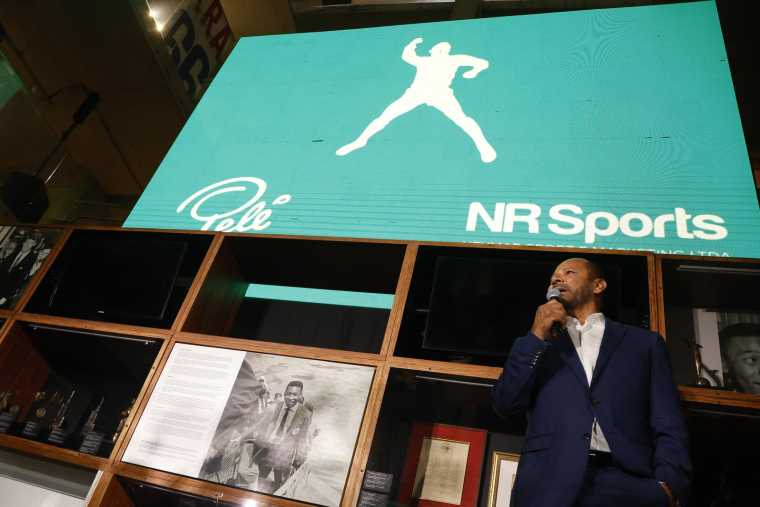 Neymar Santos Sr, père du footballeur brésilien Neymar Jr et propriétaire de NR Sports lors de l'annonce de l'acquisition de la marque Pelé au Musée Pelé, à Santos le 25 novembre 2025 ( AFP / Miguel SCHINCARIOL )