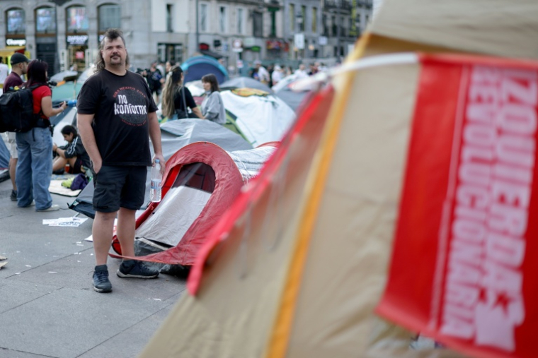 Des manifestants ont installé des tentes devant le siège de la présidence de la Communauté de Madrid, sur la place de la Puerta del Sol, à Madrid, le 27 septembre 2026, pour protester contre les expulsions et la crise du logement ( AFP / Thomas COEX )
