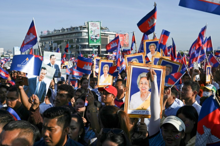 Des manifestants participent à une marche en soutien aux soldats stationnés à la frontière avec la Thaïlande, le 18 juin 2025 à Phnom Penh, au Cambodge ( AFP / TANG CHHIN Sothy )