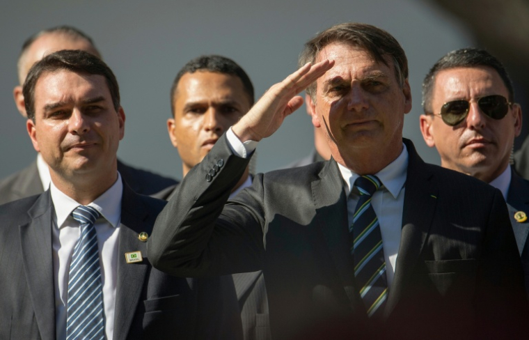 L'ancien président brésilien Jair Bolsonaro, à droite, avec à sa gauche son fils Flavio, aujourd'hui candidat à la présidentielle, le 6 mai 2019 à Rio de Janeiro au Brésil ( AFP / Mauro Pimentel )
