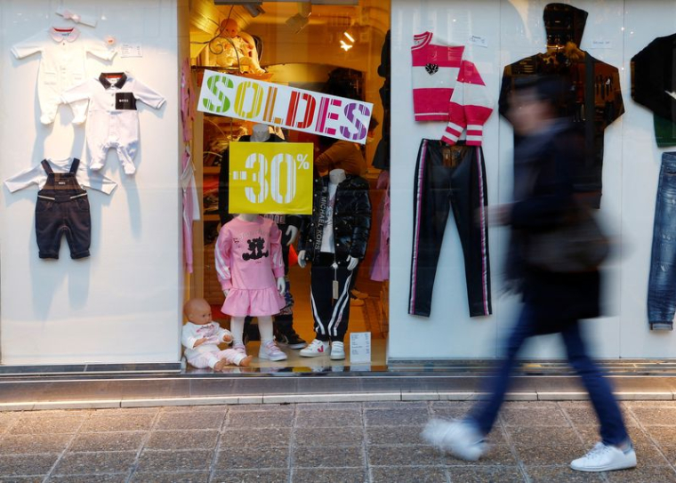 Préparation du début officiel des soldes d'hiver à Nice