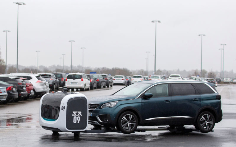 LE ROBOT-VOITURIER VOUS ATTEND AU PARKING DE L’AÉROPORT DE LYON