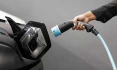 Photo d'archives d'un câble pour recharger un véhicule utilitaire électrique Renault Kangoo