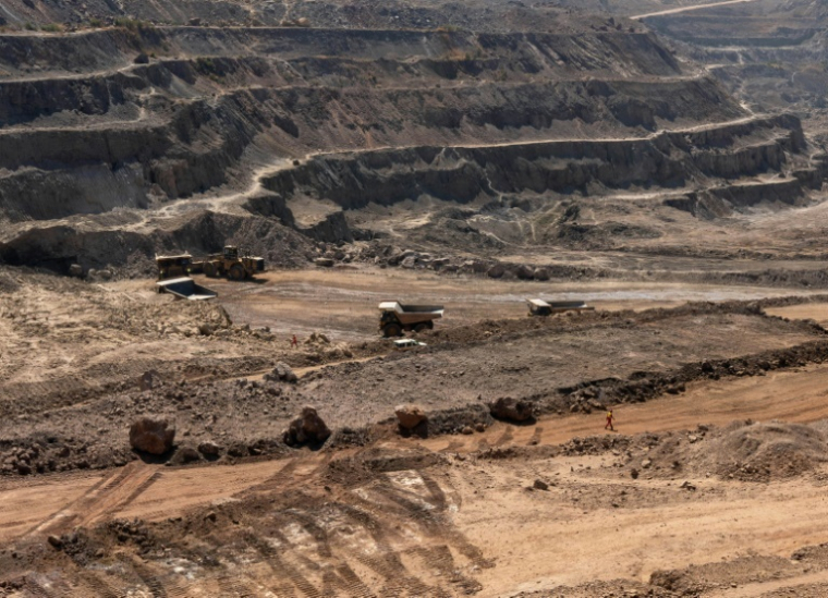 Des camions transportent du minerai depuis la mine de Tenke Fungurume, l'une des plus grandes mines de cuivre et de cobalt au monde, appartenant à une société chinoise, le 17 juin 2023 dans le sud-est de la RDC ( AFP / Emmet LIVINGSTONE )