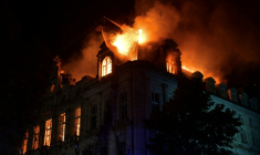 A Limoges, où l'hôtel de ville a été incendié, le maire Guillaume Guérin (LR) a estimé que la police nationale avait "manqué de moyens" et "reculé" face aux casseurs, Limoges le 18 octobre 2026. ( AFP / PASCAL LACHENAUD )