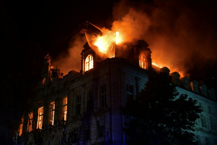 A Limoges, où l'hôtel de ville a été incendié, le maire Guillaume Guérin (LR) a estimé que la police nationale avait "manqué de moyens" et "reculé" face aux casseurs, Limoges le 18 octobre 2026. ( AFP / PASCAL LACHENAUD )