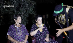 Yocheved Lifshitz et Nurit Cooper (également connu sous le nom de Nurit Yitzhak), retenus en otages par des militants palestiniens du Hamas, sont libérés par les militants