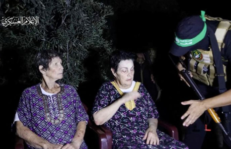 Yocheved Lifshitz et Nurit Cooper (également connu sous le nom de Nurit Yitzhak), retenus en otages par des militants palestiniens du Hamas, sont libérés par les militants