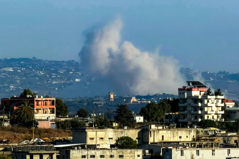 La fumée de frappes israéliennes sur le village de Deir Siryan, vue depuis Nabatiyé, dans le sud du Liban, le 14 juillet 2026 ( AFP / Abbas Fakih )