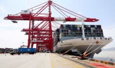 Le porte-conteneurs OOCL Daffodil dans le port de Yangshan, près de Shanghai