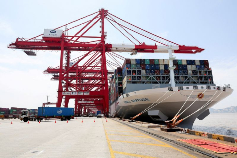 Le porte-conteneurs OOCL Daffodil dans le port de Yangshan, près de Shanghai