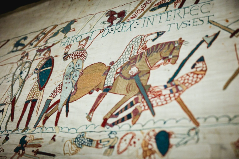 Une scène représentant la mort du roi Harold sur la tapisserie de Bayeux, lors d'une avant-première réservée à la presse avant l'inauguration officielle au British Museum,  le 7 septembre 2026 à Londres ( AFP / Adrian DENNIS )