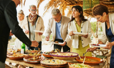 Les buffets gastronomiques à volonté offrent un rapport qualité/prix imbattable. ( crédit photo : Getty Images )