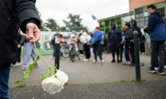 Des élèves du collège Libertaire Rutigliano rendent hommage à l'adolescent de 15 ans tué lors d'une fusillade, le 18 mai 2026 à Nanteshommage with flowers to pay tribute to a teenager who was shot and killed on May 14, as two other minors were wounded in the Port-Boyer neighborhood in Nantes, which had already been hit by deadly shootings linked to drug trafficking at the end of April, in Nantes, western France, on May 18, 2026. ( AFP / Loic VENANCE )