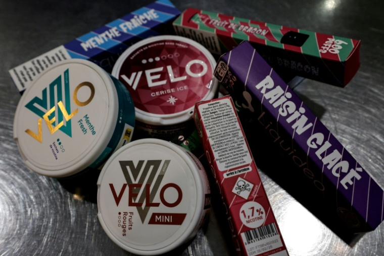 Des boîtes de cigarettes électroniques jetables "puffs" et des sachets de nicotine dans une boutique à Paris, le 19 décembre 2024 ( AFP / STEPHANE DE SAKUTIN )