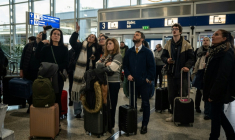 Des voyageurs attendent à l'aéroport d'Athènes-Spata après des retards et des reports de vols dans le pays dus à un "problème technique", le 4 janvier 2026 ( AFP / Angelos TZORTZINIS )