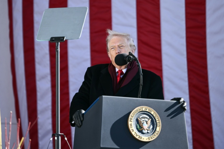 Le président américain Donald Trump donne un discours à l'occasion de la journée des anciens combattants, au cimetière national d'Arlington près de Washington, le 11 novembre 2025 ( AFP / Brendan SMIALOWSKI )