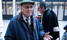 Albert Corrieri alors âgé de 102 ans, à sa sortie du tribunal, accompagné de son avocat Michel Pautot après son procès contre l'État français à Marseille, le 25 février 2025 ( AFP / Miguel MEDINA )