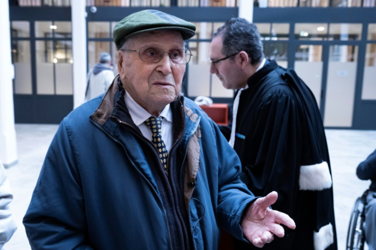Albert Corrieri alors âgé de 102 ans, à sa sortie du tribunal, accompagné de son avocat Michel Pautot après son procès contre l'État français à Marseille, le 25 février 2025 ( AFP / Miguel MEDINA )