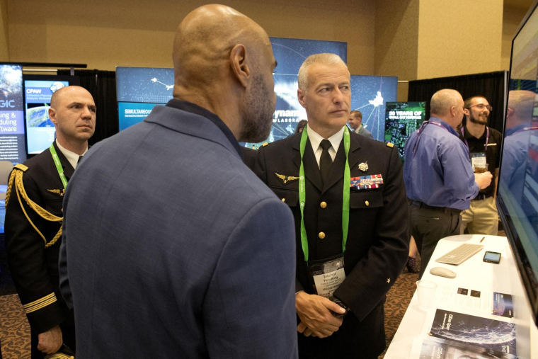 Le général Michel Friedling (d) le 9 avril 2019 à Colorado Springs (Etats-Unis). Il co-fondateur de la start-up Look Up. ( AFP / JASON CONNOLLY )