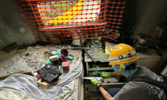 Sur cette photo prise et transmise le 23 avril 2026 par Bowie Chan, un habitant de Wang Fuk Court, son épouse Annie Tse fouille les tiroirs d'un meuble de leur appartement endommagé par l'incendie de novembre, à Hong Kong ( Courtesy of Bowie Chan / Bowie Chan )