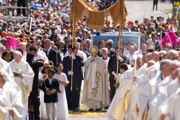 Le pape Léon XIV lors de la procession du Corpus Christi après une messe géante célébrée place de Cibeles, dans le centre de Madrid, le 7 juin 2026  ( AFP / Cesar MANSO )