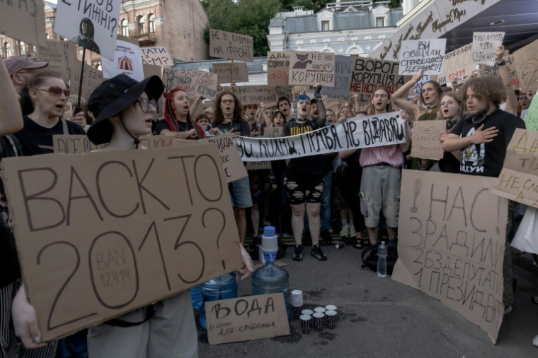 Des manifestants brandissent des pancartes lors d'une manifestation, le 23 juillet 2025 dans le centre-ville de Kiev ( AFP / Roman PILIPEY )