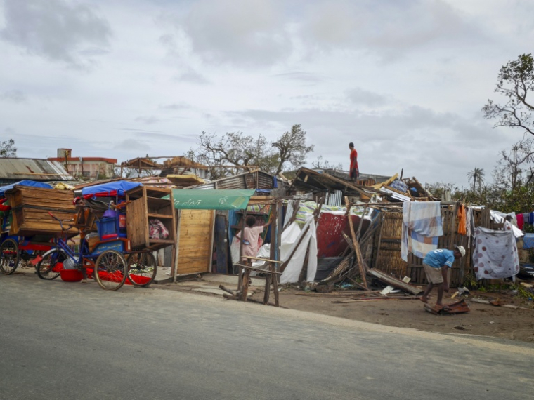 Vue de la ville malgache de Toamasina, frappée de plein fouet par le cyclone Gezani, le 11 février 2026 ( AFP / Tsiky Sikonina )