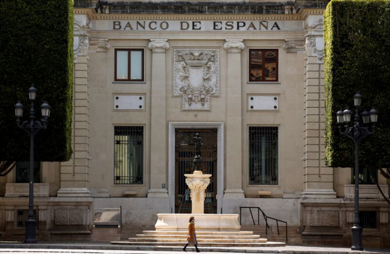 LE GOUVERNEUR DE LA BANQUE D'ESPAGNE PRÔNE DES FUSIONS BANCAIRES