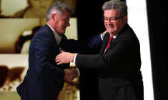 Fabien Roussel et Jean-Luc Mélenchon, en avril 2022, à Saint-Denis ( AFP / THOMAS COEX )