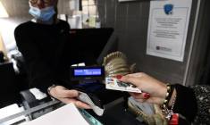 Photo d'une femme qui utilise sa carte bancaire pour payer