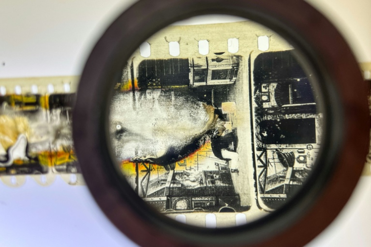 Une partie détériorée du film muet du Français Georges Méliès datant de 1897, "Gugusse et l'Automate", au Centre national de conservation de l'audiovisuel de la Bibliothèque du Congrès à Culpeper, en Virginie, le 2 avril 2026 ( AFP / Kent Nishimura )