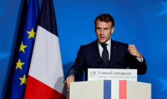 Le président français Emmanuel Macron tient une conférence de presse lors d'un sommet des dirigeants de l'Union européenne, à Bruxelles